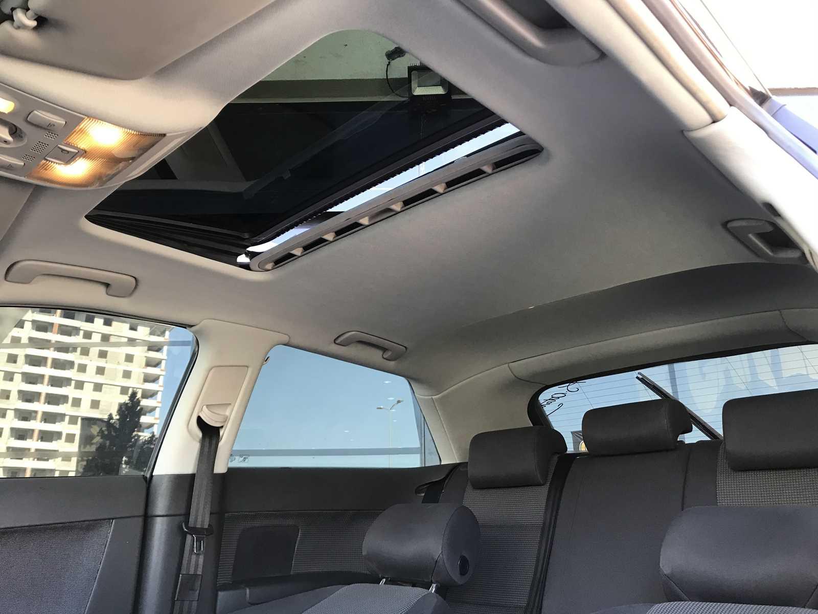 Car roof lining with sunroof